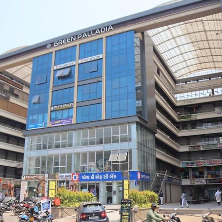 Hotel Gold Palace Inn Surat Esterno foto