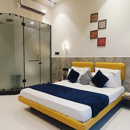 Hotel Gold Palace Inn Surat Esterno foto