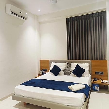 Hotel Gold Palace Inn Surat Esterno foto