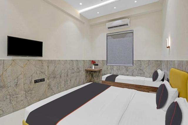 Hotel Gold Palace Inn Surat Esterno foto