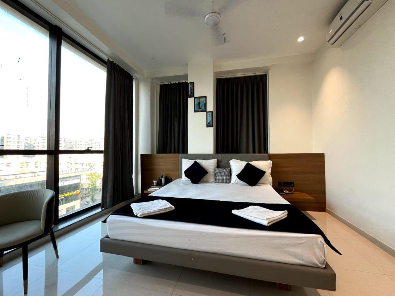 Hotel Gold Palace Inn Surat Esterno foto