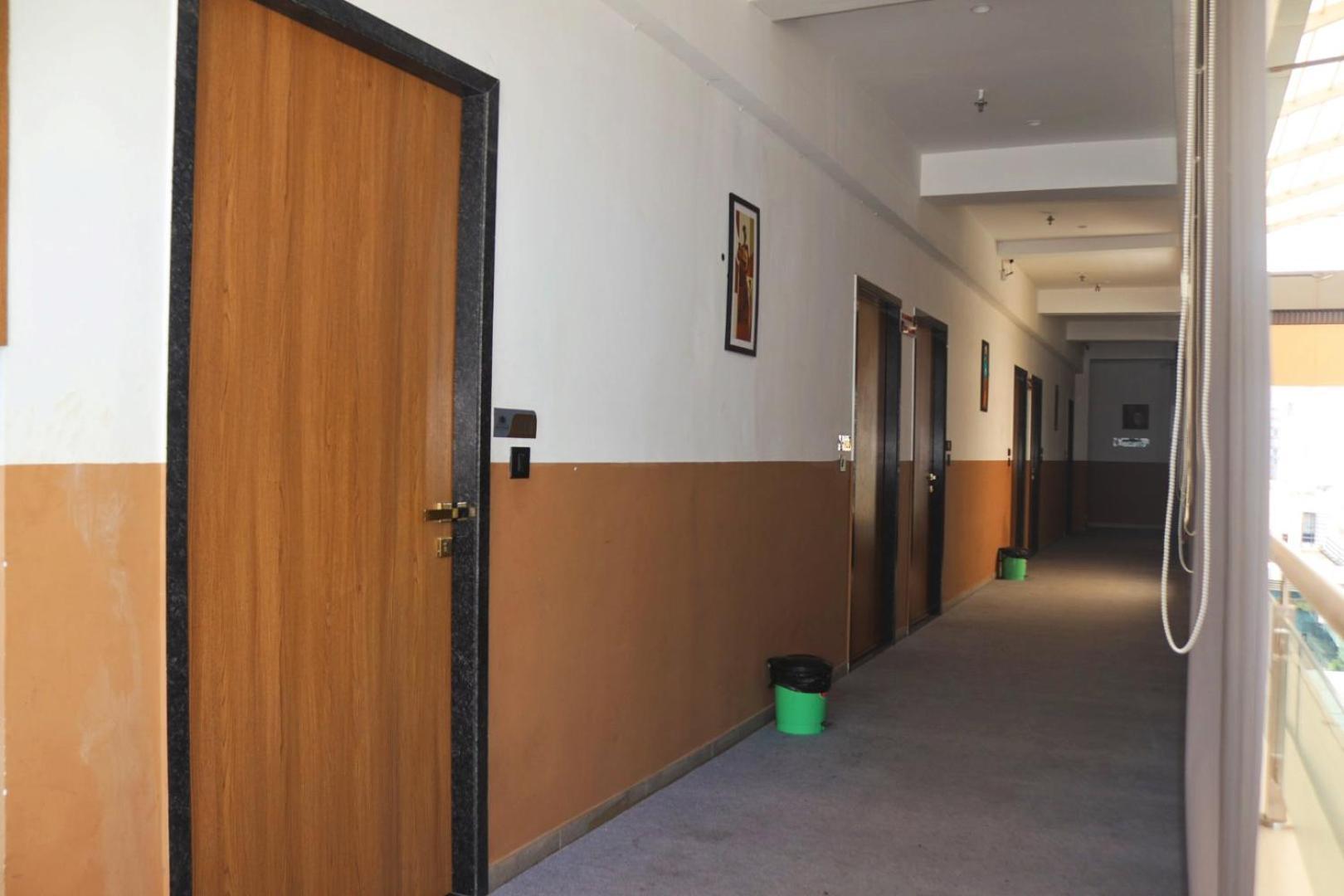 Hotel Gold Palace Inn Surat Esterno foto