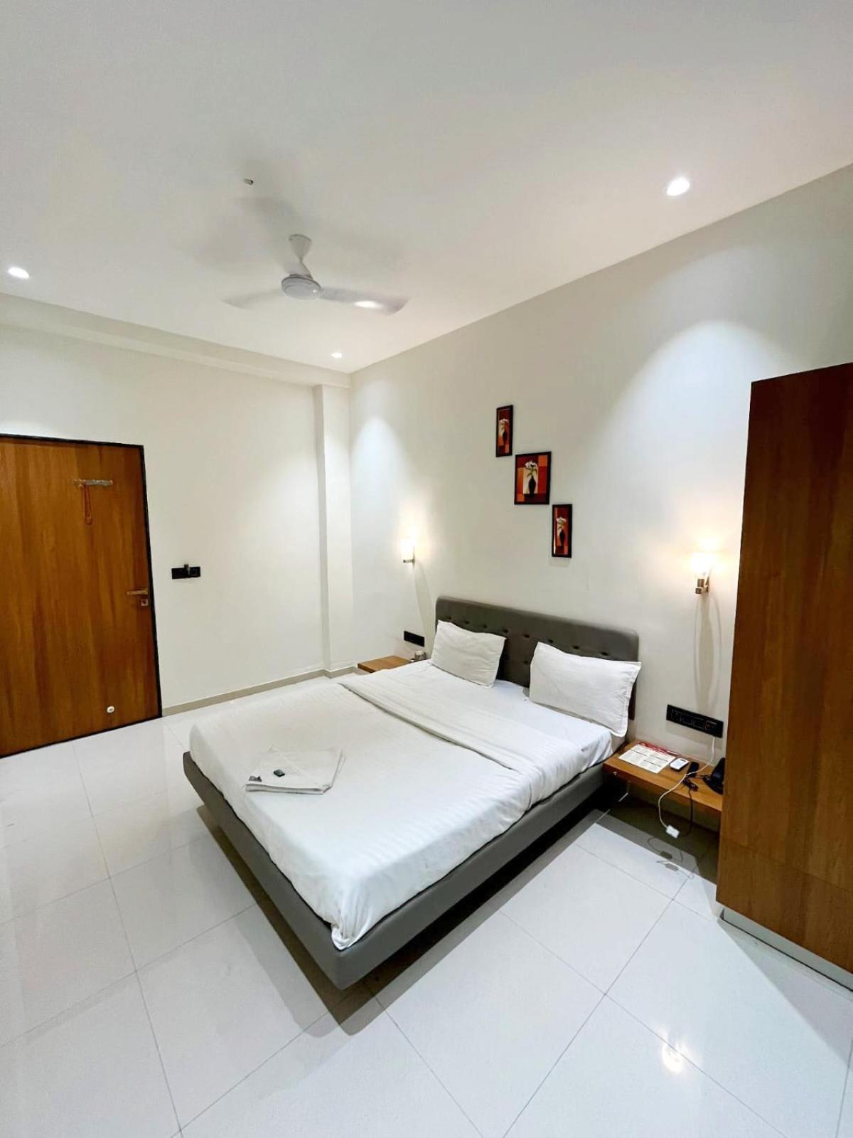 Hotel Gold Palace Inn Surat Esterno foto