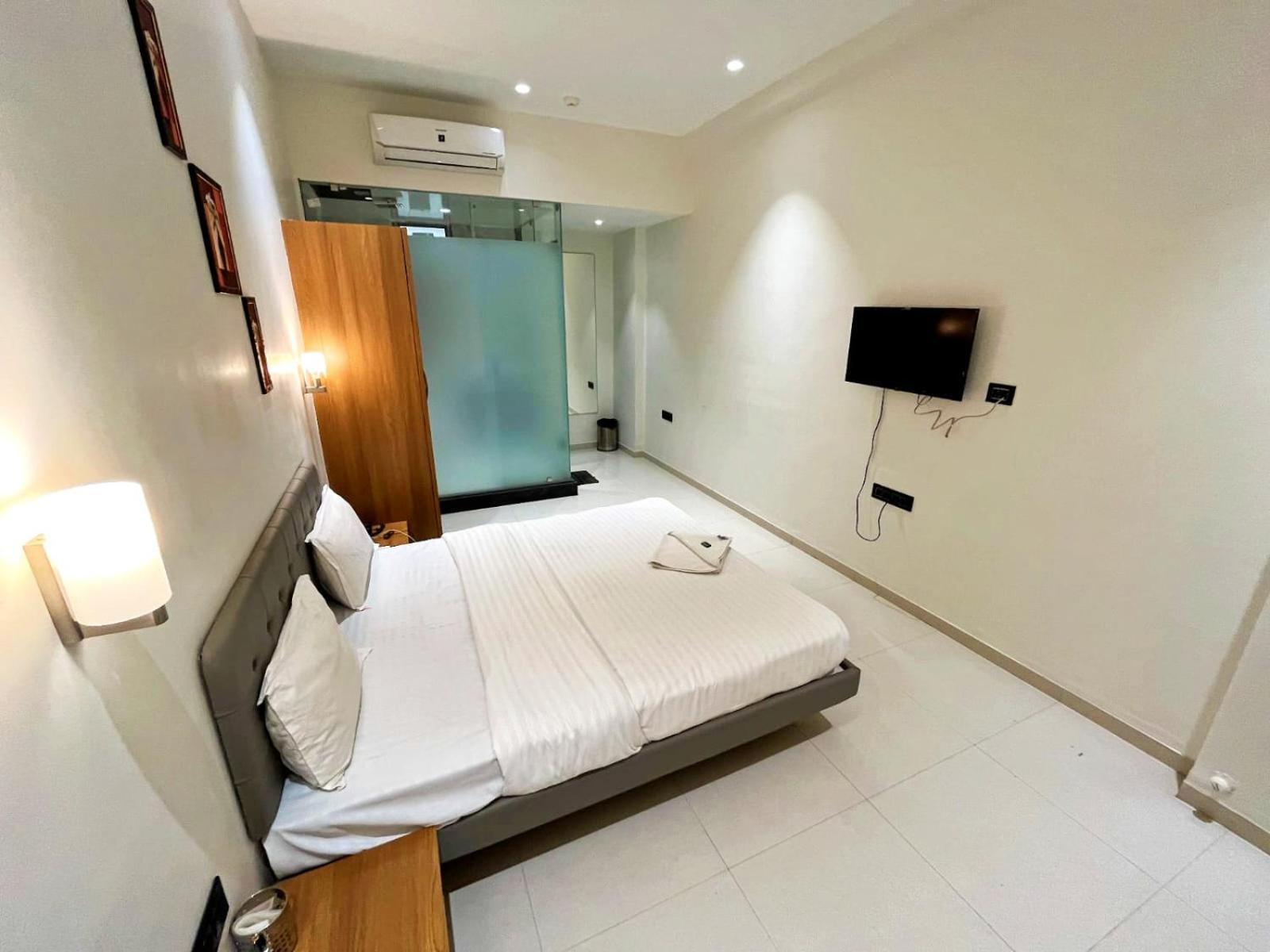 Hotel Gold Palace Inn Surat Esterno foto
