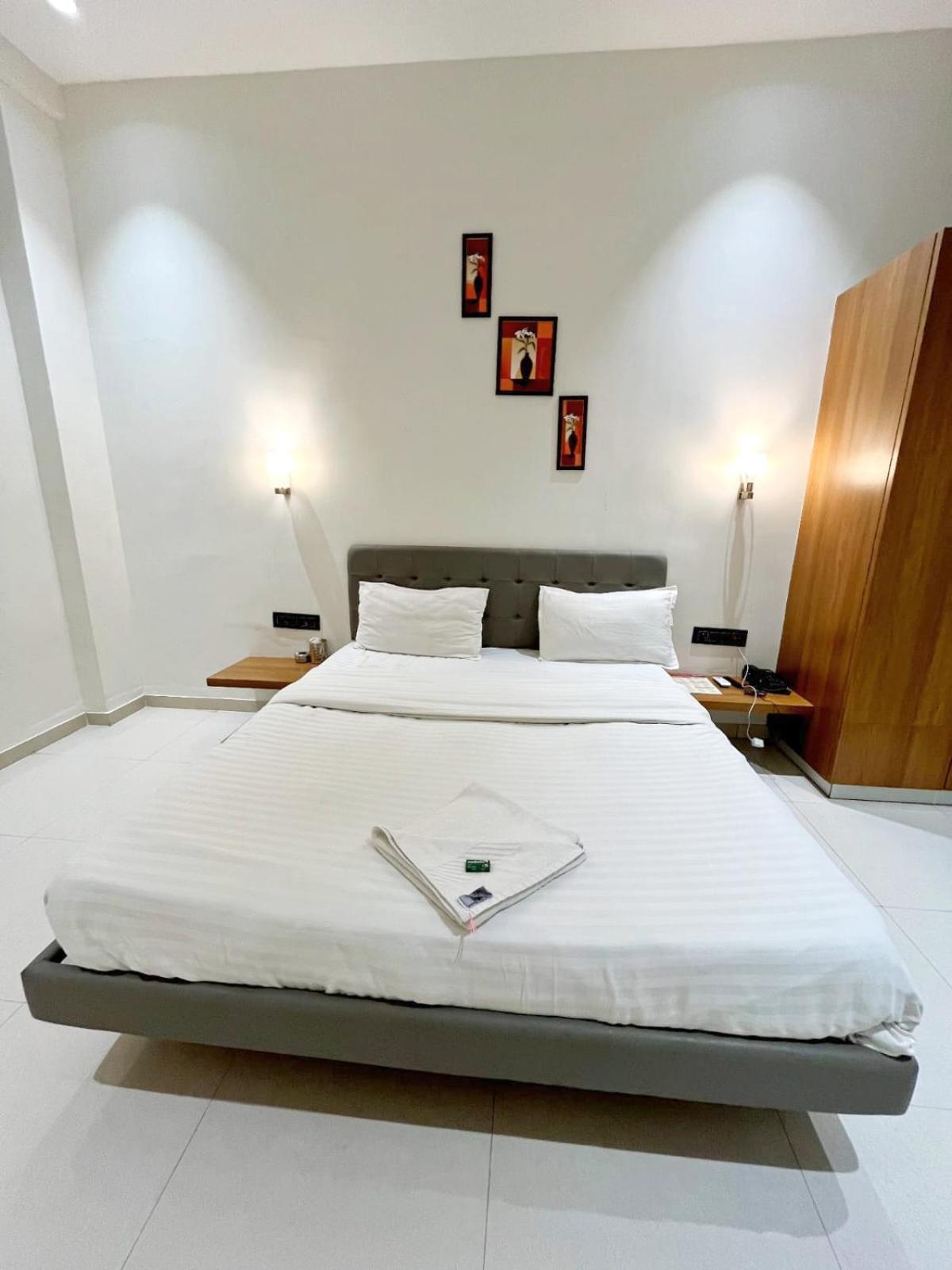 Hotel Gold Palace Inn Surat Esterno foto