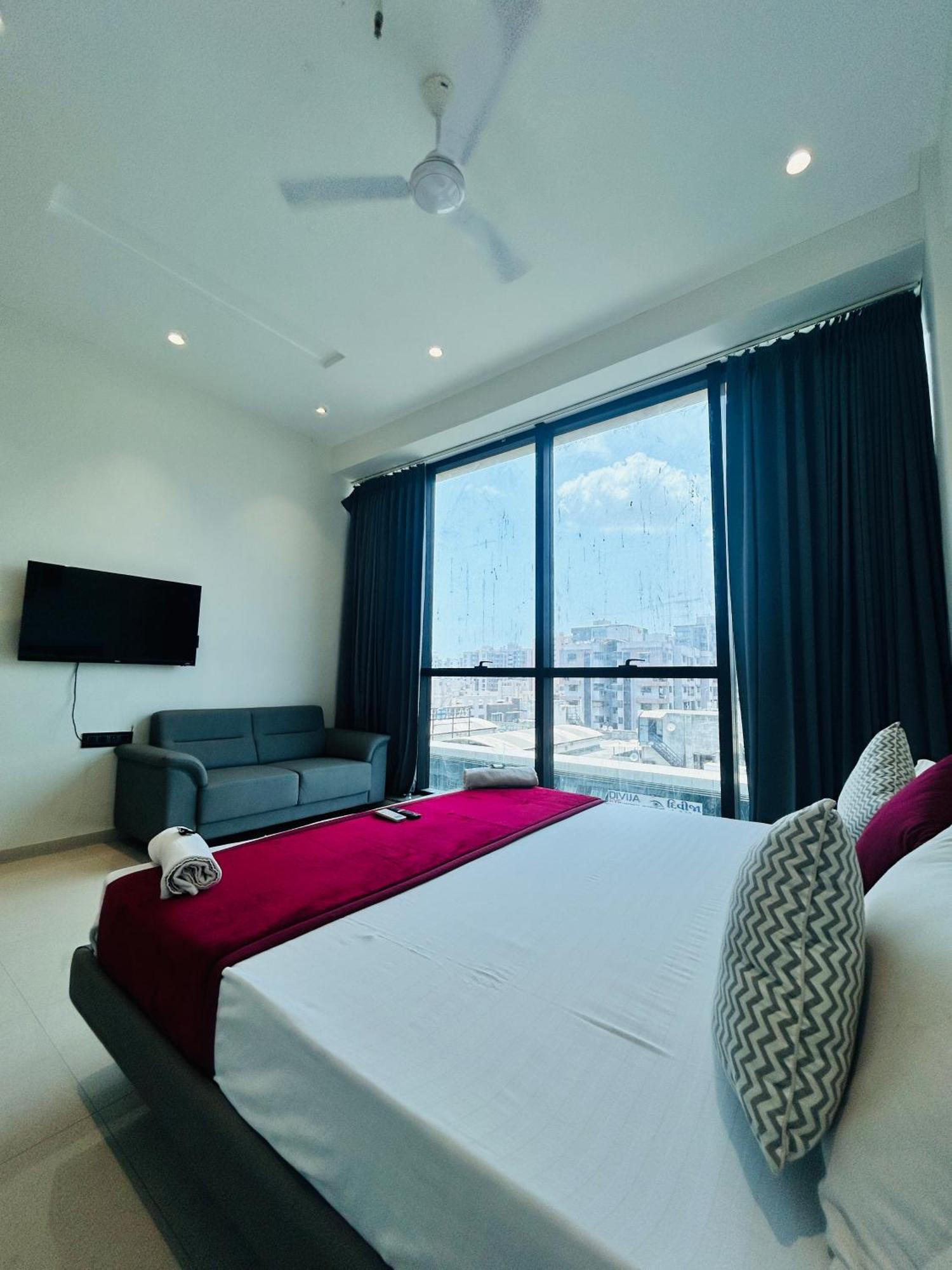Hotel Gold Palace Inn Surat Esterno foto
