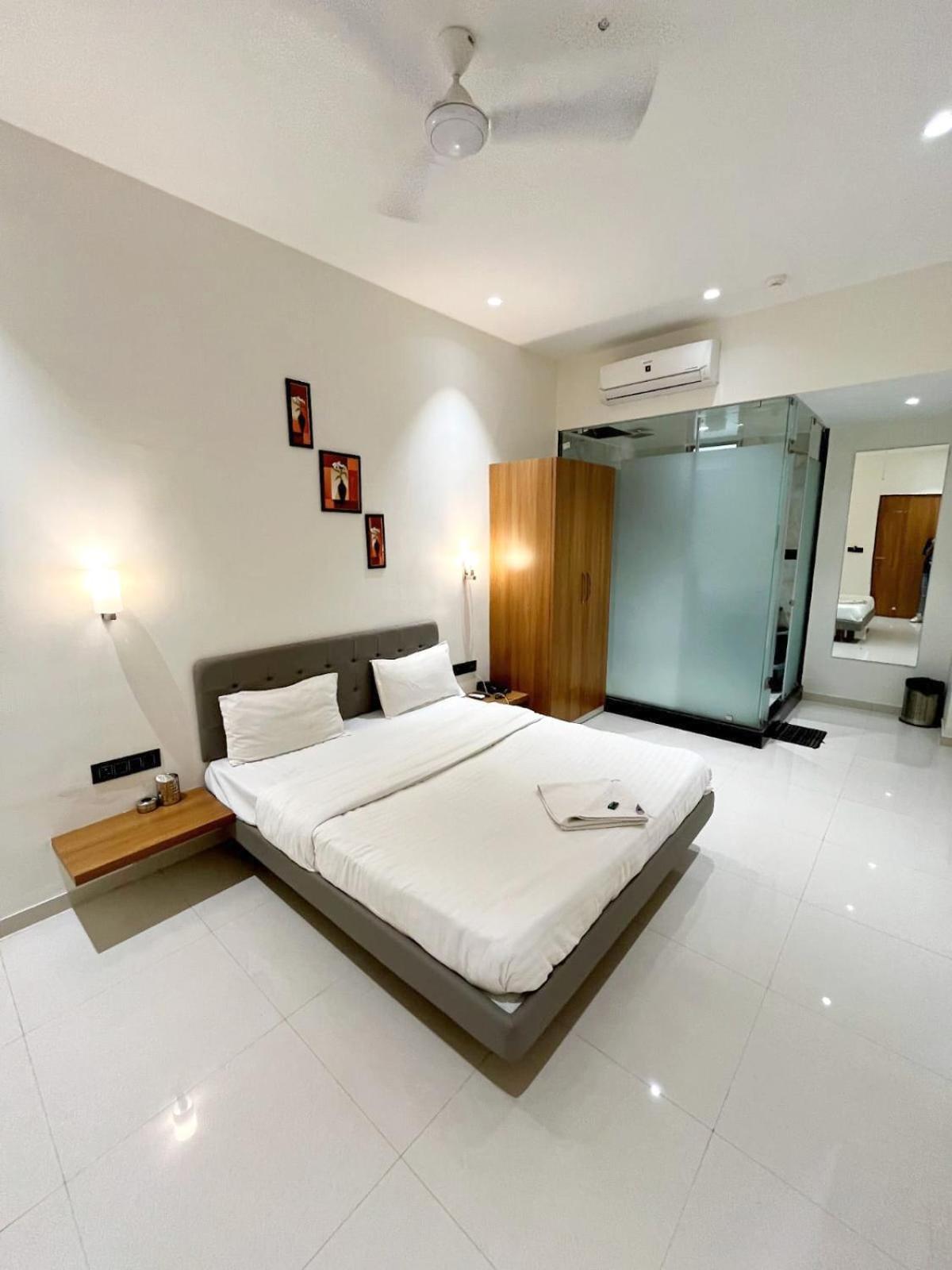 Hotel Gold Palace Inn Surat Esterno foto