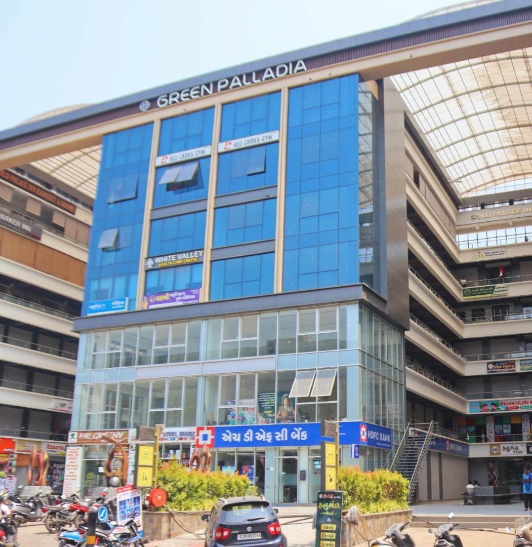 Hotel Gold Palace Inn Surat Esterno foto