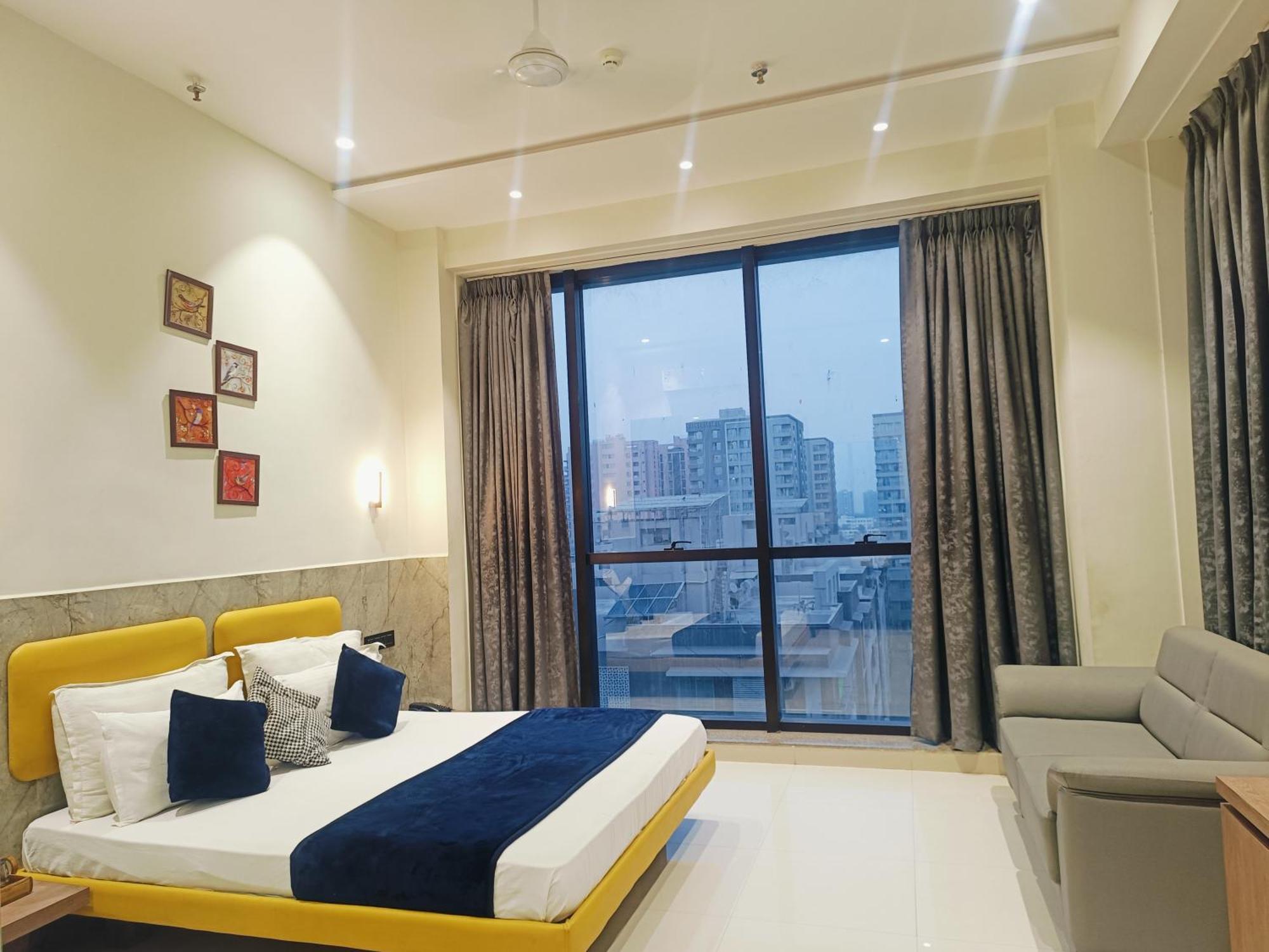 Hotel Gold Palace Inn Surat Esterno foto