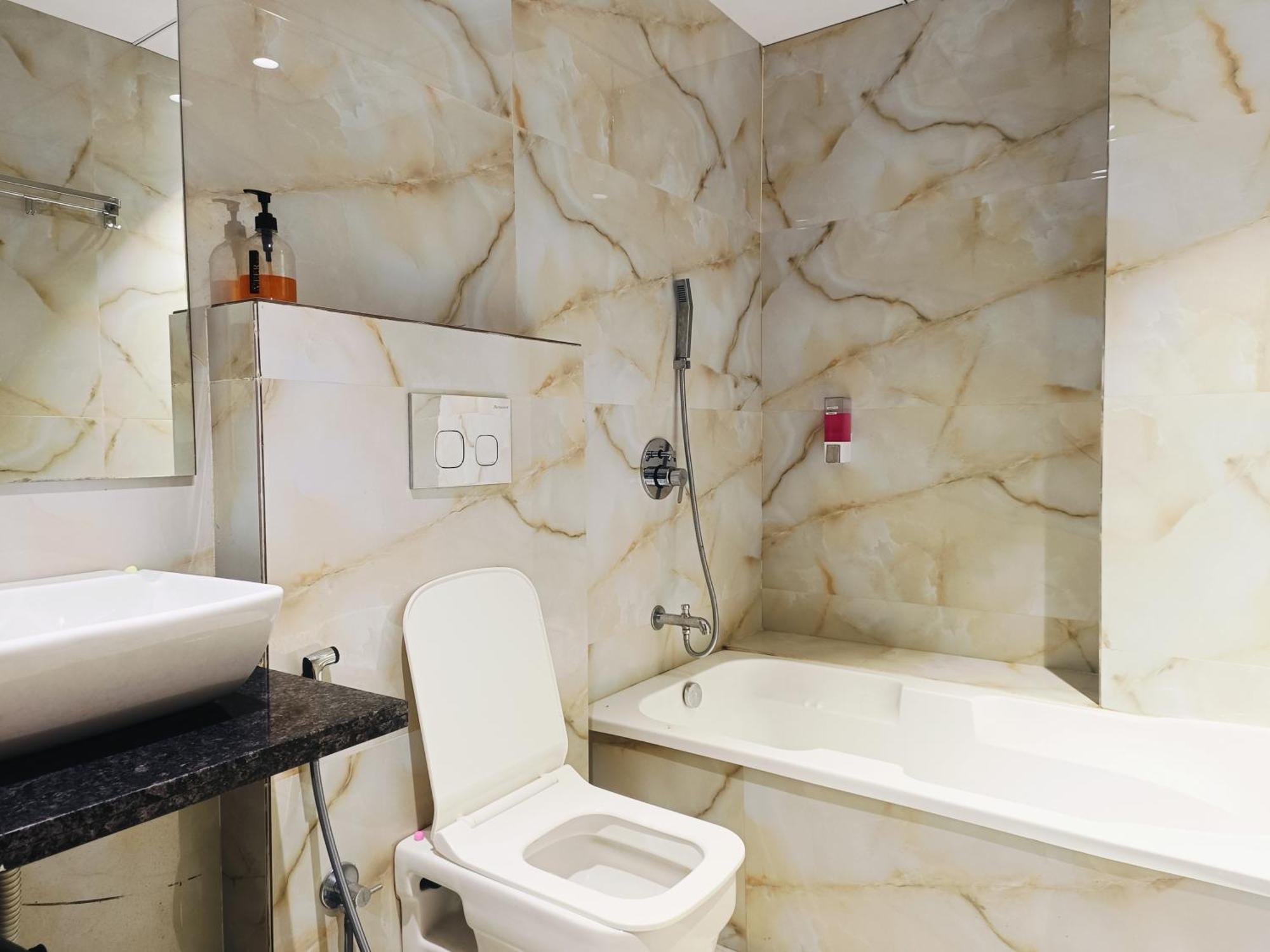 Hotel Gold Palace Inn Surat Esterno foto