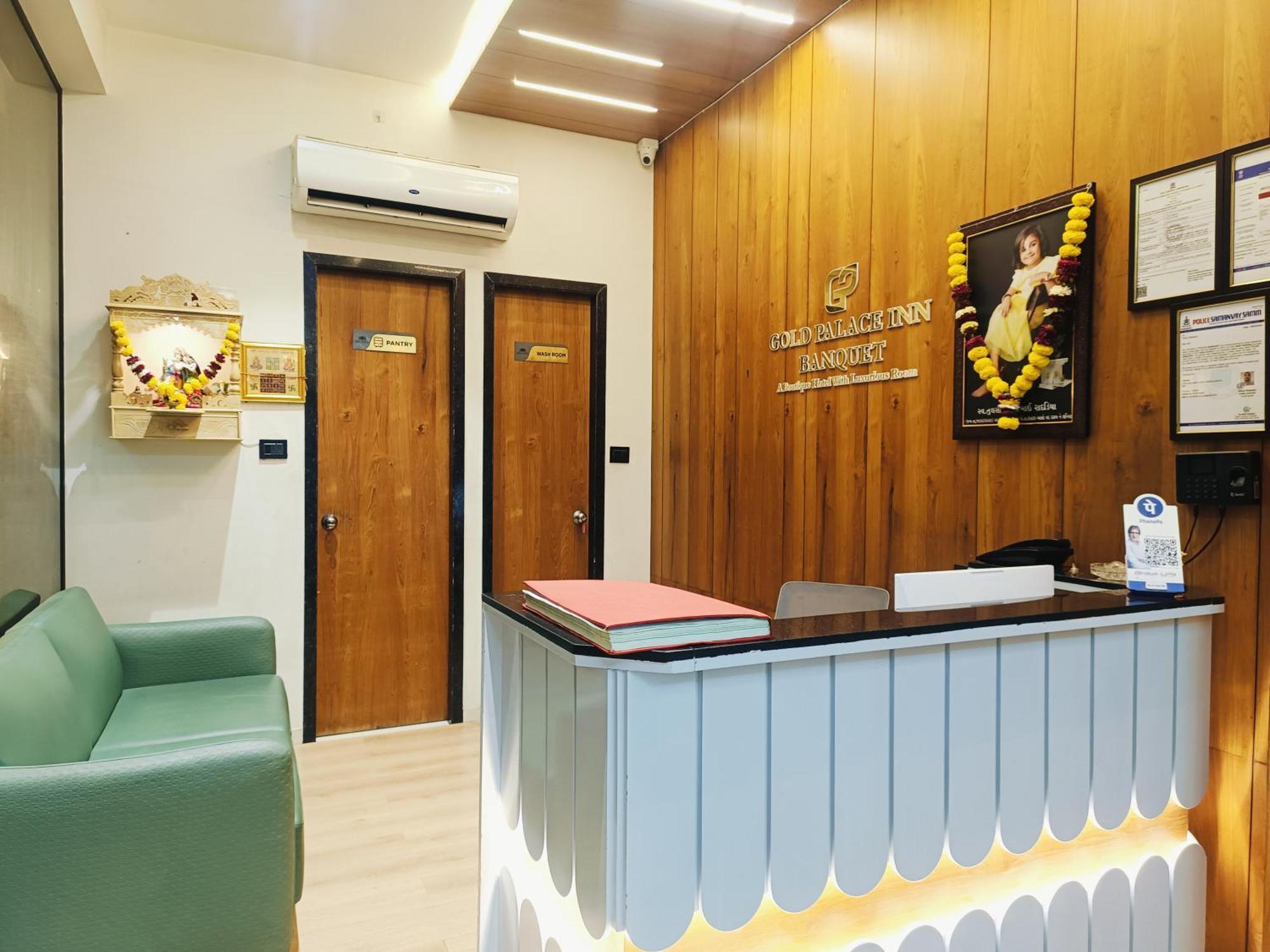 Hotel Gold Palace Inn Surat Esterno foto