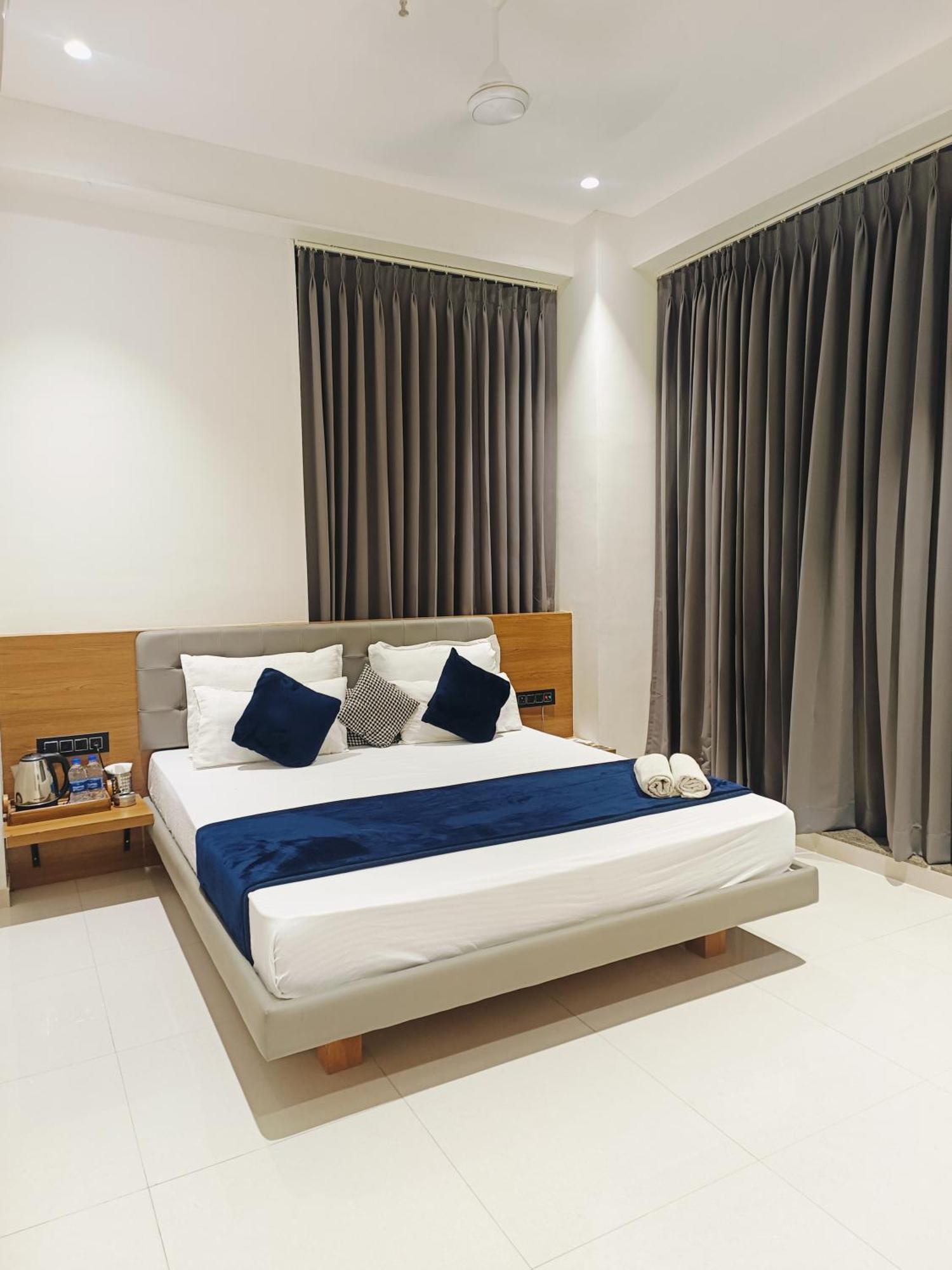 Hotel Gold Palace Inn Surat Esterno foto