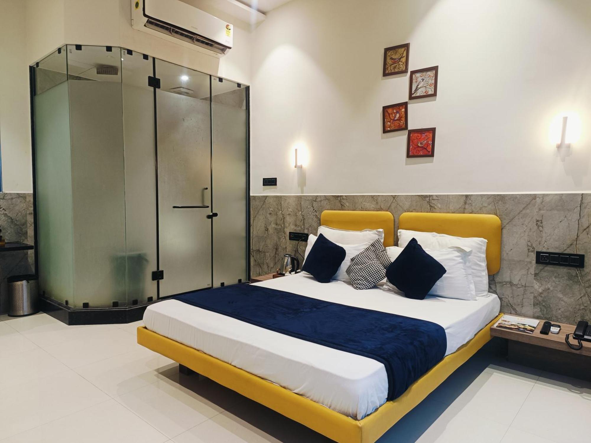 Hotel Gold Palace Inn Surat Esterno foto