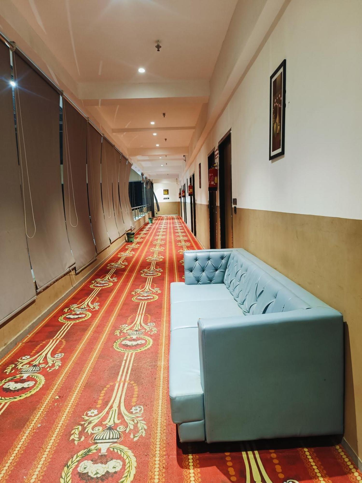 Hotel Gold Palace Inn Surat Esterno foto