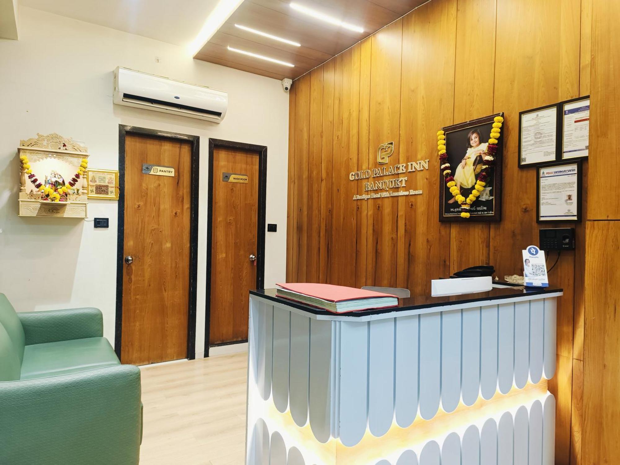 Hotel Gold Palace Inn Surat Esterno foto