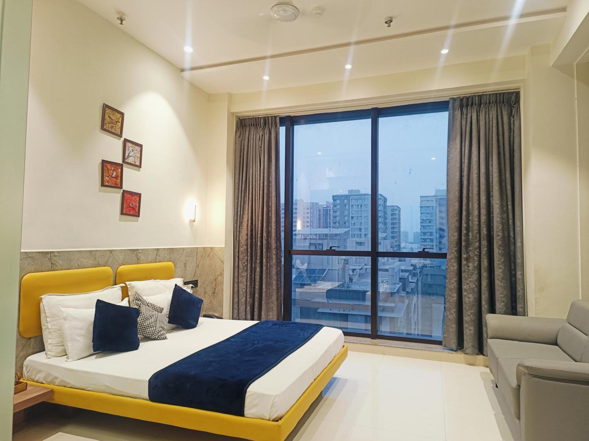 Hotel Gold Palace Inn Surat Esterno foto