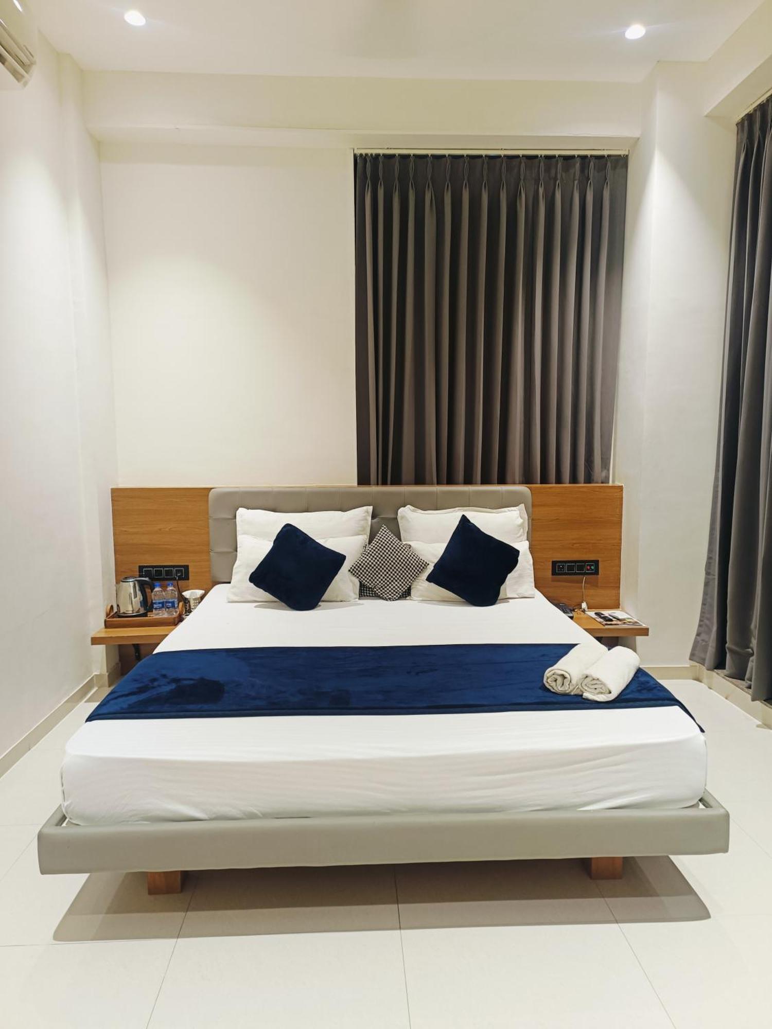 Hotel Gold Palace Inn Surat Esterno foto