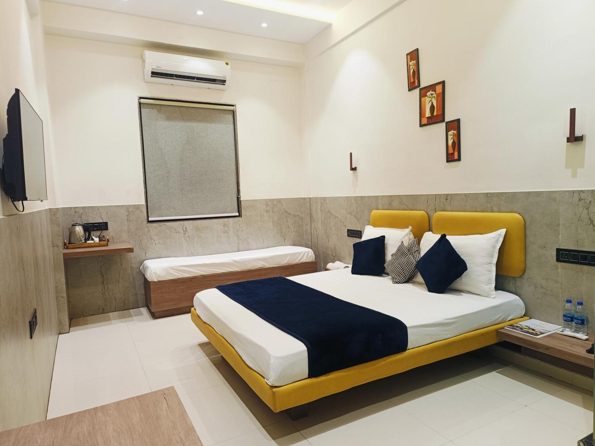 Hotel Gold Palace Inn Surat Esterno foto