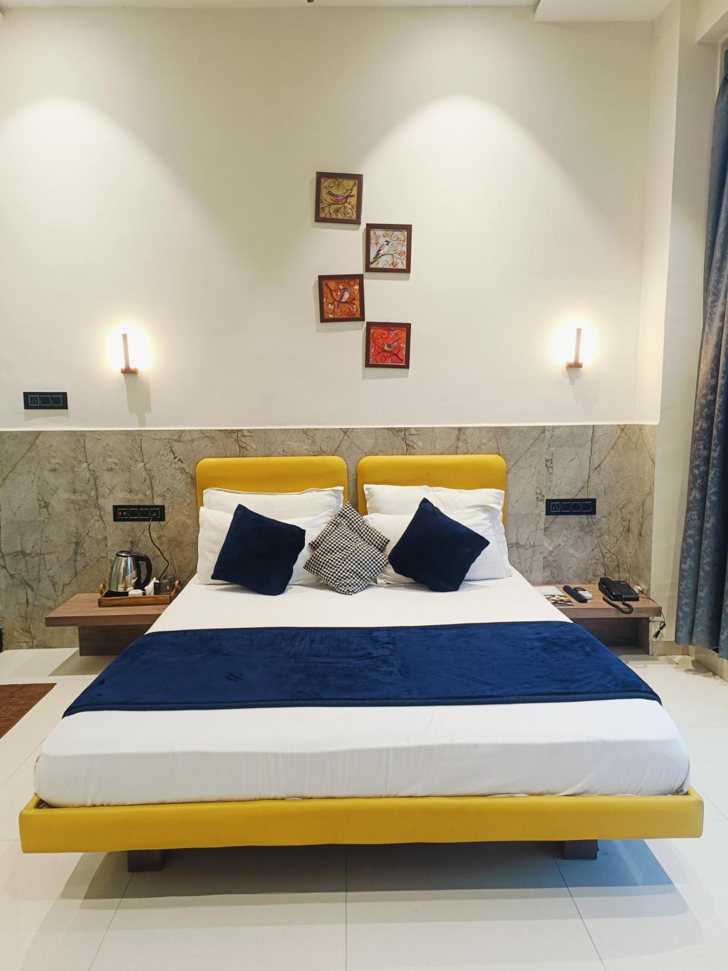 Hotel Gold Palace Inn Surat Esterno foto