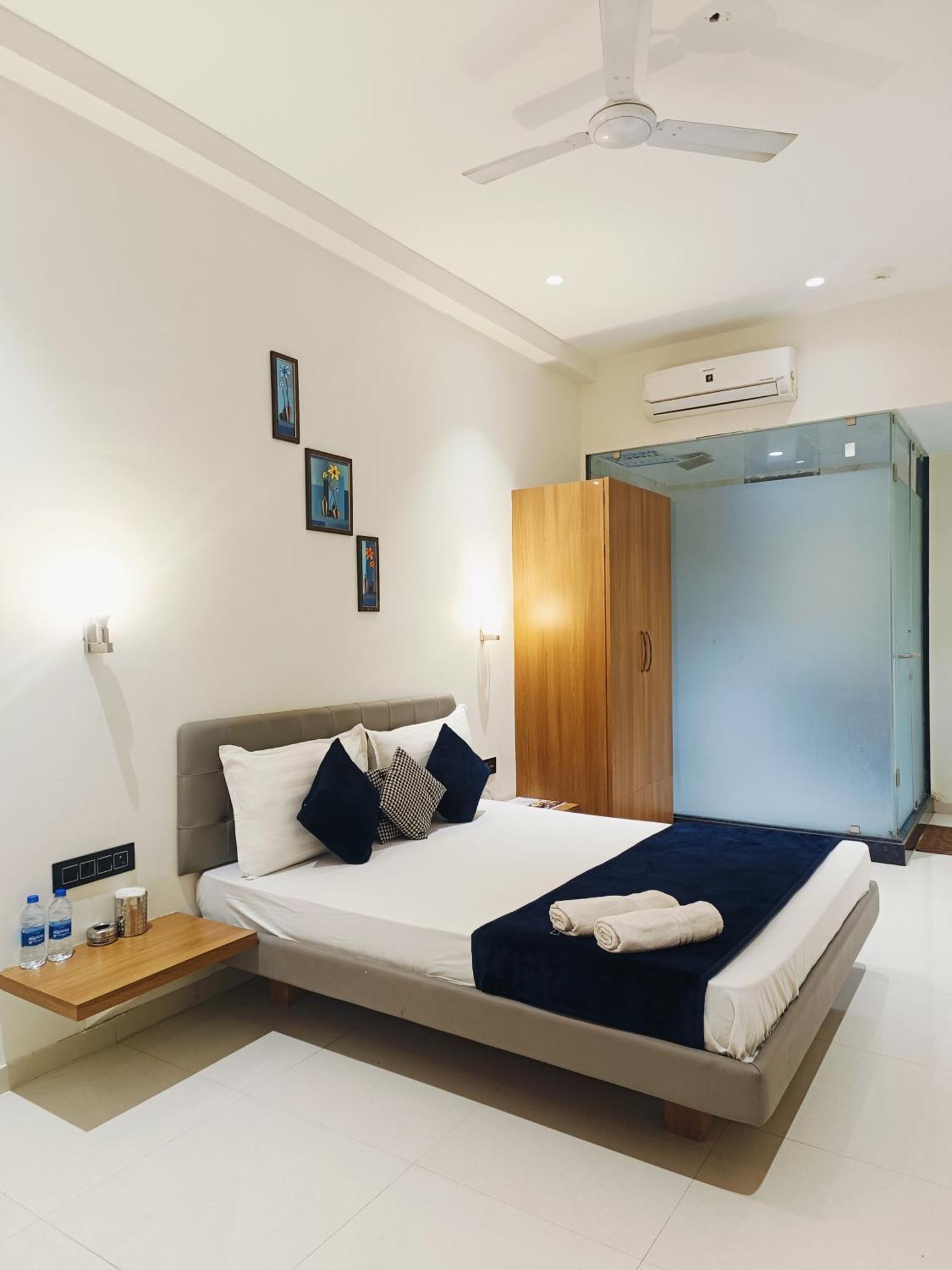 Hotel Gold Palace Inn Surat Esterno foto