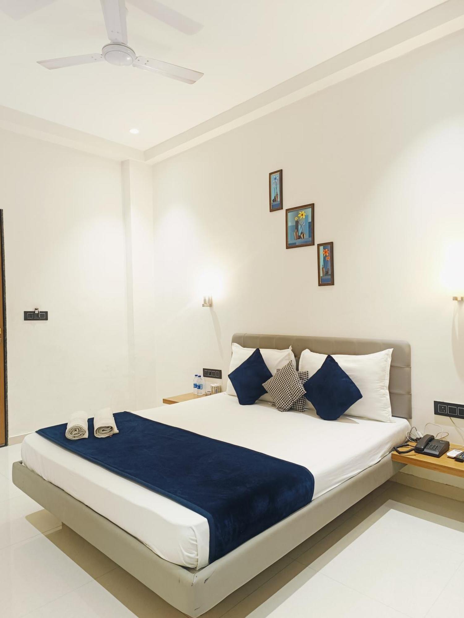 Hotel Gold Palace Inn Surat Esterno foto
