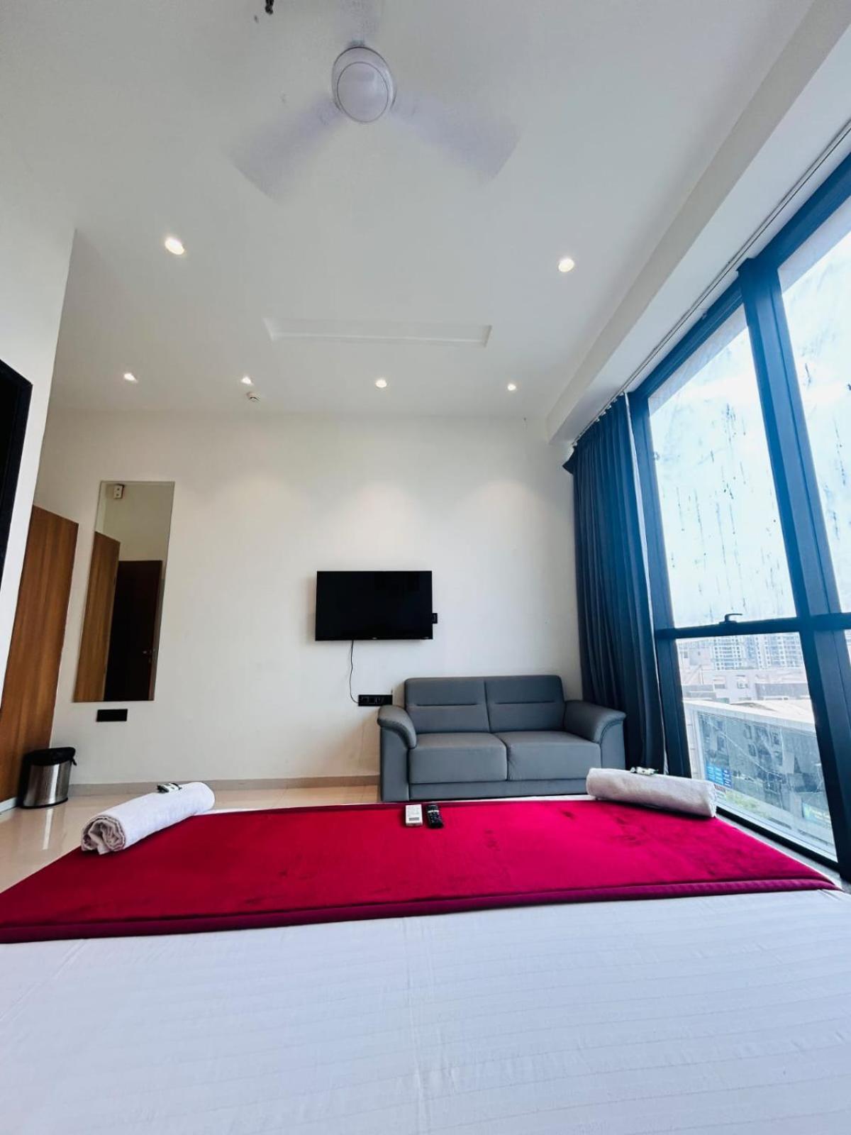 Hotel Gold Palace Inn Surat Esterno foto