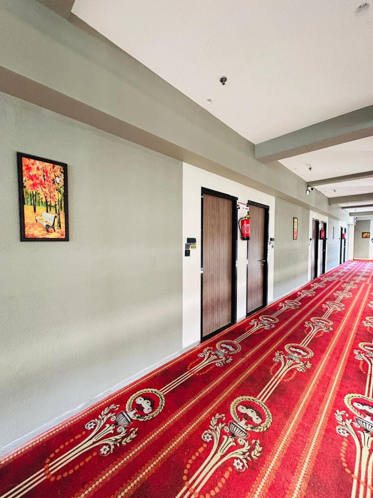 Hotel Gold Palace Inn Surat Esterno foto